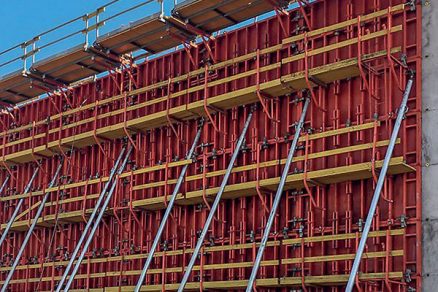 Při nasazení sestav panelů TRIO s velikostí do 75 m2 mohlo být prováděno bednění stěn nádrží čerpací stanice i opláštění potrubí velmi rychle a hospodárně.