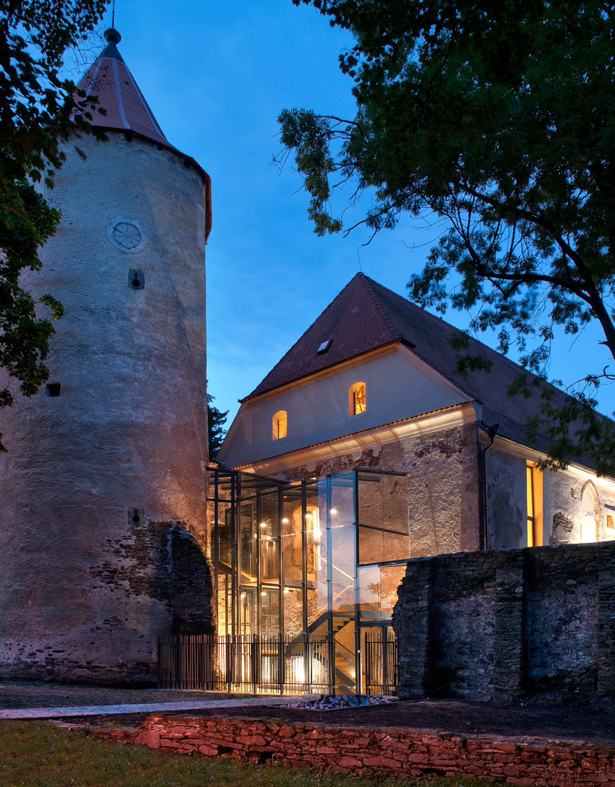 Vestavba knihovny do středověkého hradu v Soběslavi, ateliér Kročák - architekt