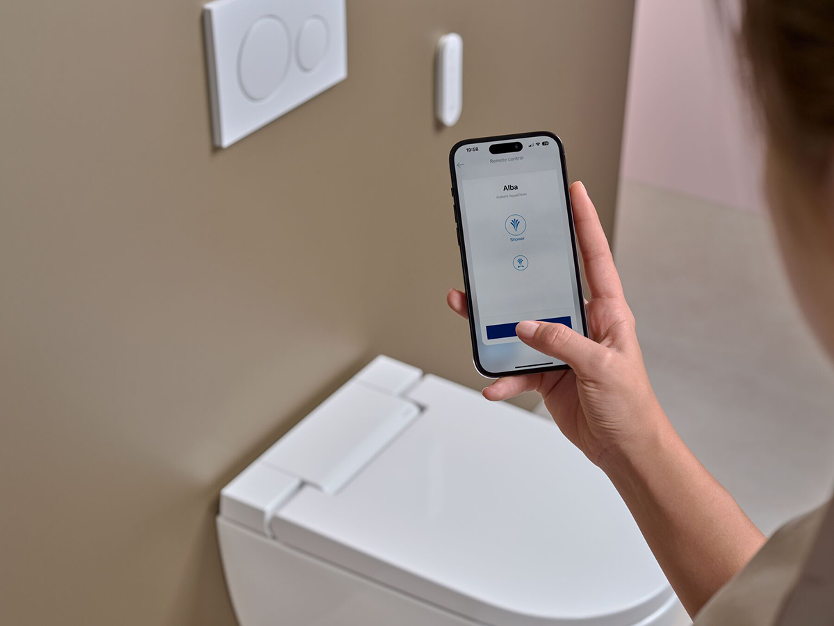 Moderní design snoubený s pohodlím: sprchovací WC AquaClean Alba se stylovým splachovacím tlačítkem a dálkovým ovládáním. 