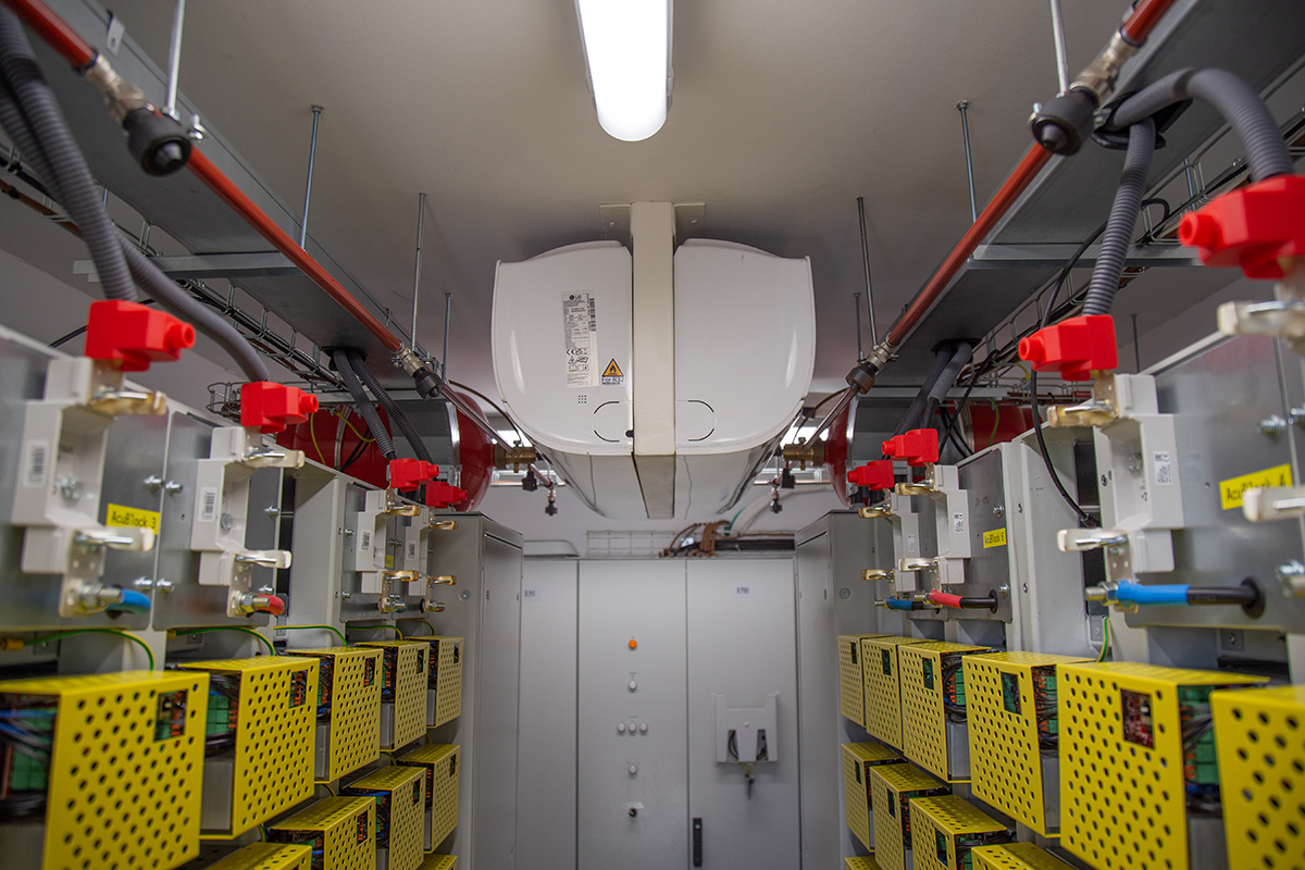 Bateriové úložiště MES je v kontejnerovém provedení vybaveno autonomní klimatizací a stabilním hasícím zařízením
