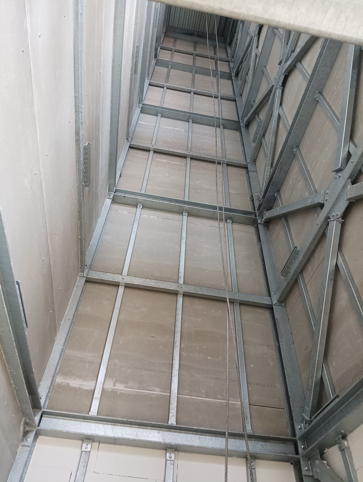 Ocelový rám výtahové šachty je doplněn o svislé profily pro kotvení desek CETRIS