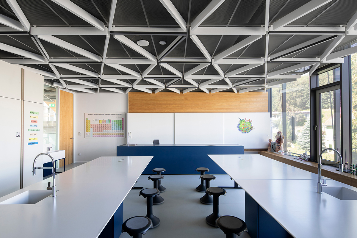 Základní škola Gulliver je ukázkovým příkladem dobře navržené vzdělávací instituce, která spojuje vysokou architektonickou hodnotu, zaměření na potřeby žáků a použití kvalitních stavebních materiálů.  