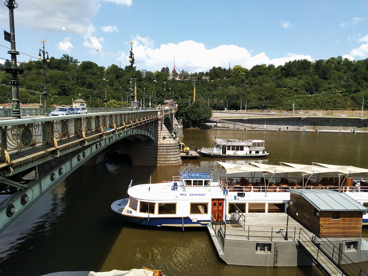 Obr. 1 Pohled na Čechův most v Praze