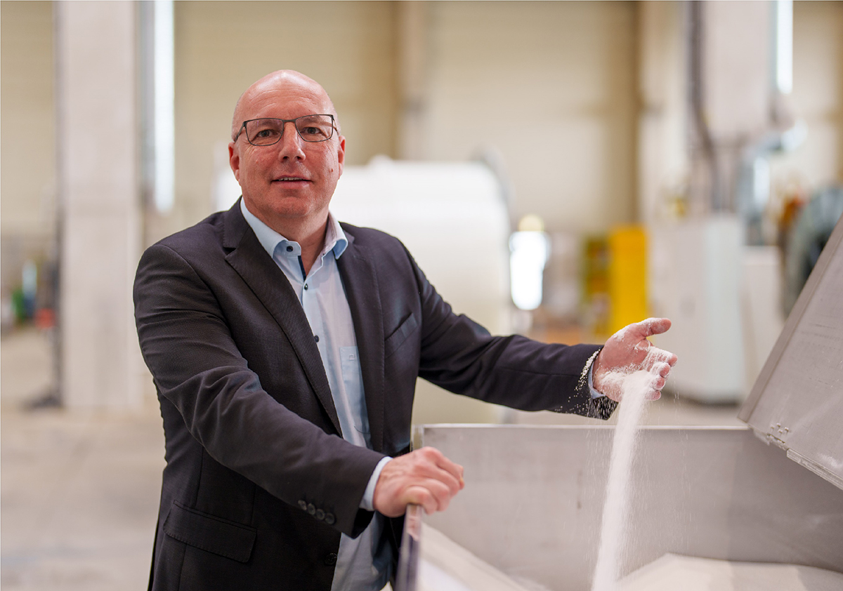 Jednatel rakouského výrobního závodu RK Infra Gerald Wedl předvádí granulát PE-Xa 