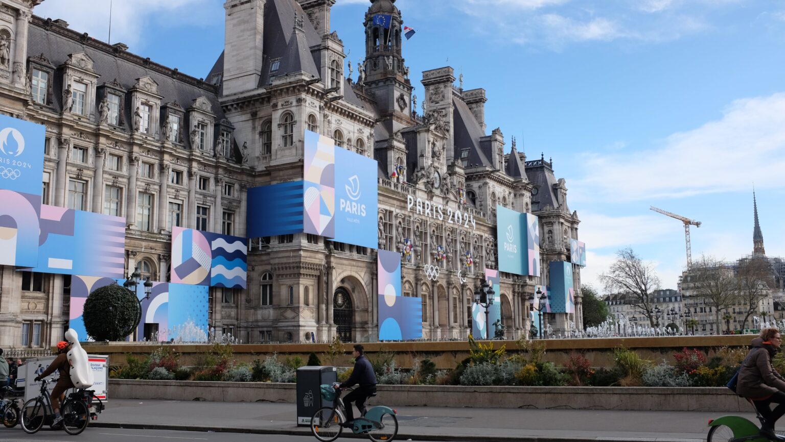 Hotel De Ville je jedním z největších a nejznámějších příkladů francouzského urbanistického vynálezu, "hotelu" - aristokratického městského paláce přímo v centru metropole. Původní budova byla vypálená během povstání v roce 1871, nová kopie je sídlem pařížské radnice a během olympiády zde bude startovat maratonský běh.