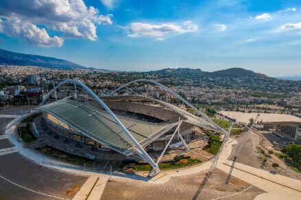 Hlavní stadion aténských her upravil pro potřeby olympiády Santiago Calatrava. Jen zastřešení vyšlo na více jako dvě stě padesát milionů eur.