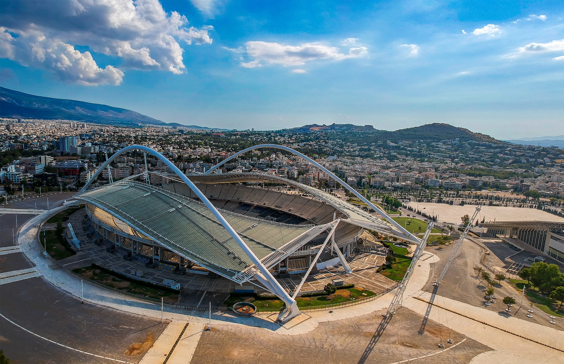 Hlavní stadionaténských her
upravil pro potřeby
olympiády Santiago
Calatrava. Jen zastřešení
vyšlo na více
jako dvě stě padesát
milionů eur.