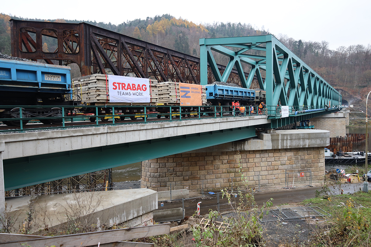 Obr. 3 Zatěžovací souprava při statické zatěžovací zkoušce v poli č. 1