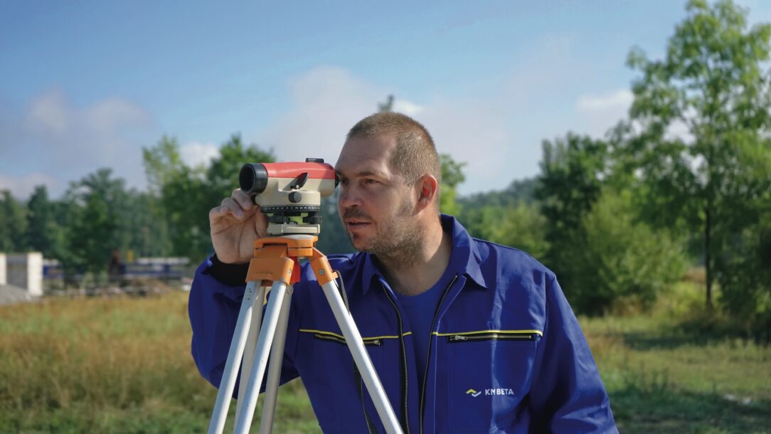 01 Určení začátku - Materiál je na stavbě, je zkontrolována pravoúhlost desky a provedená hydroizolace. Teď přichází na řadu nivelační přístroj. Pomocí něj určíme nejvyšší bod (roh) na základové desce.