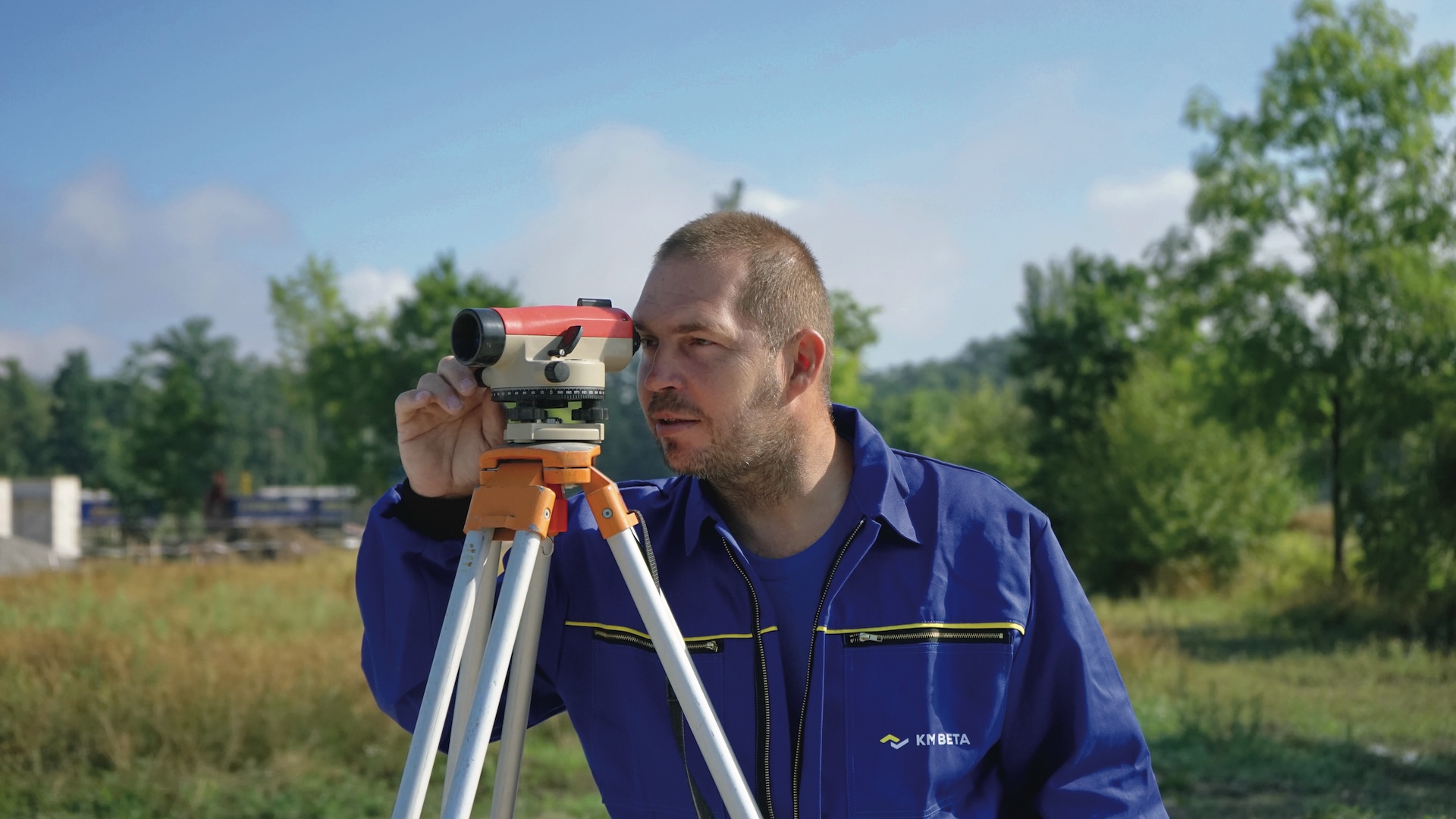 Určení začátku - Materiál je na stavbě, je zkontrolována pravoúhlost desky a provedená hydroizolace. Teď přichází na řadu nivelační přístroj. Pomocí něj určíme nejvyšší bod (roh) na základové desce. 