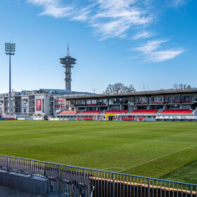 Stadion FK Pardubice s moderní hrací plochou a tribunami připravenými na zápas.