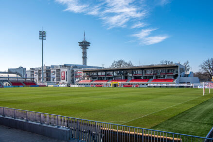 Stadion FK Pardubice s moderní hrací plochou a tribunami připravenými na zápas.