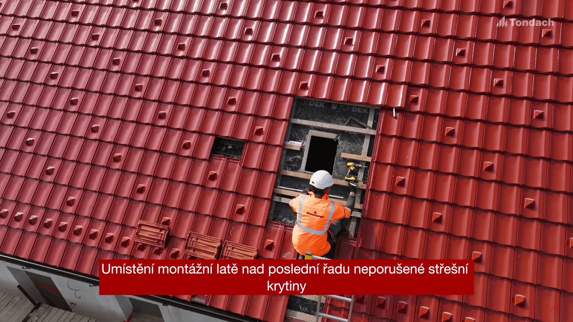 Nad poslední řadu neporušené střešní krytiny umístíme montážní lať…