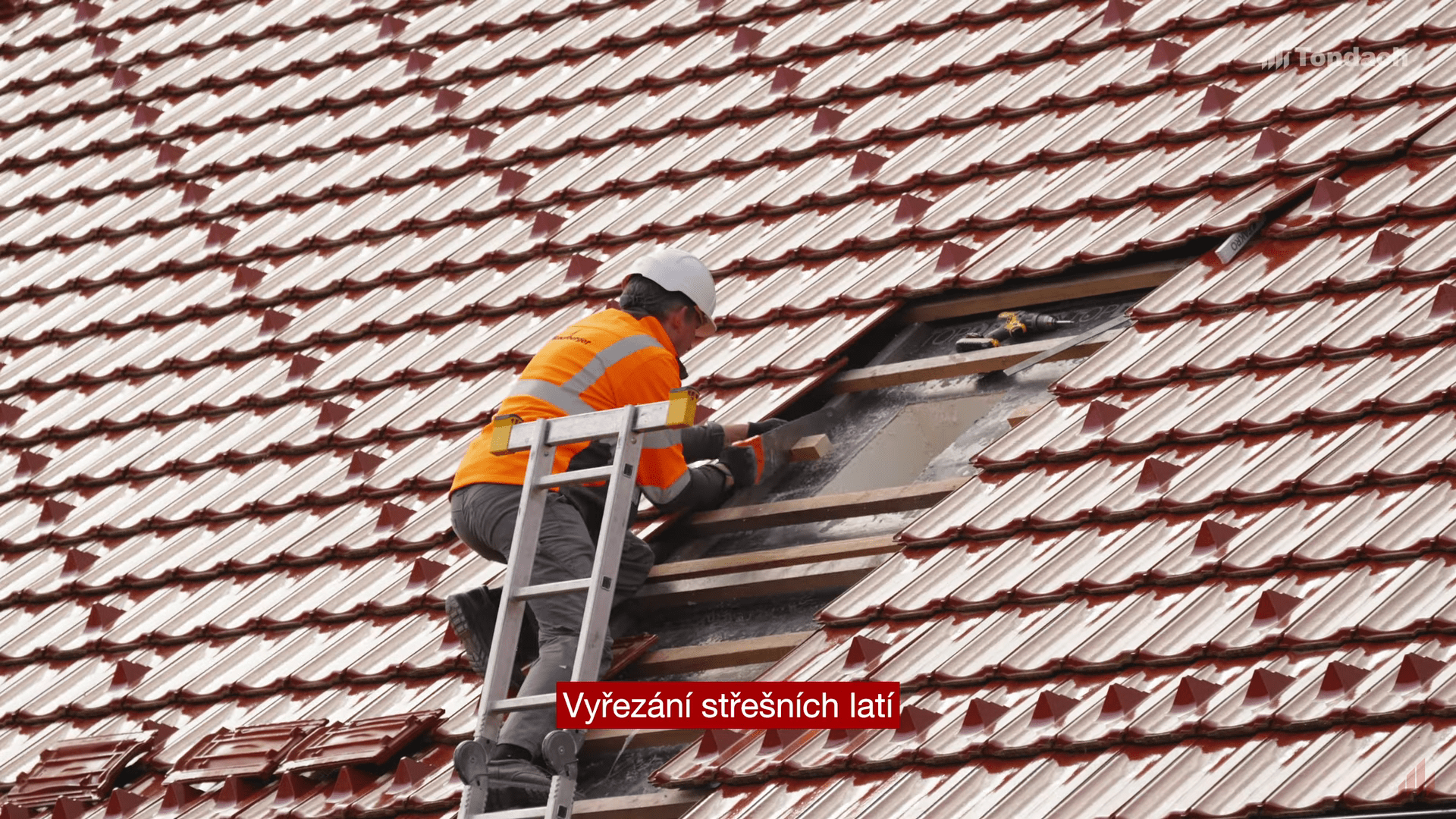 …a vyřežeme všechny střešní latě, které překáží budoucímu střešnímu oknu.