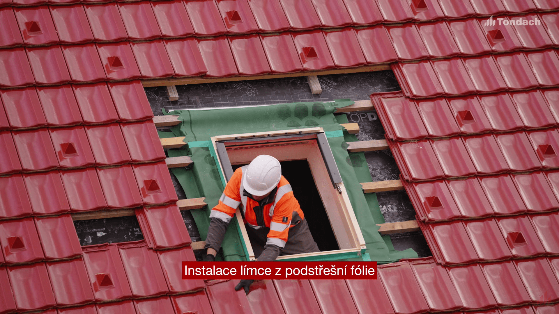 Nainstalujeme límec z podstřešní fólie, abychom zajistili, že kolem okna nebude protékat voda.