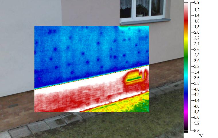 Tepelně neizolovaná soklová oblast patří mezi detaily stavby, kudy nám teplo z objektu často výrazně uniká. Zároveň tak hrozí podchlazení vnitřního koutu stěny s možností kondenzace a růstu plísní.