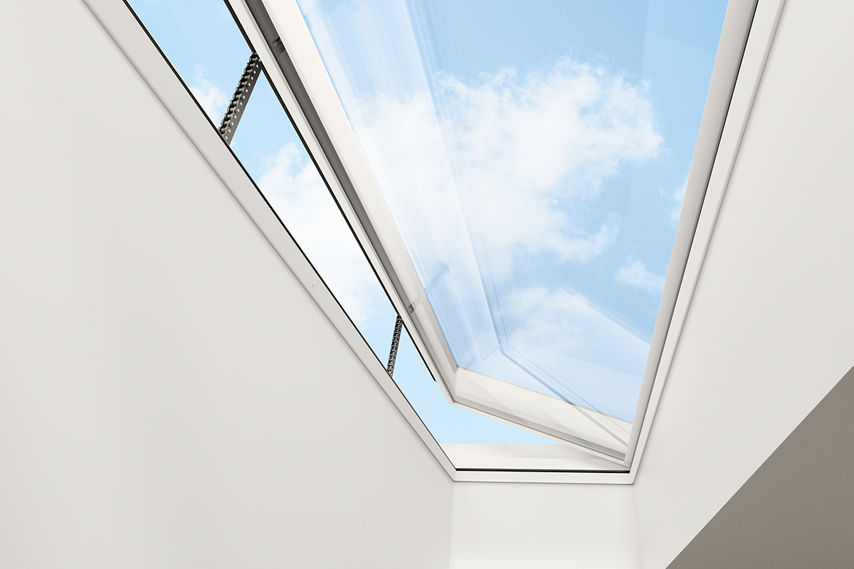 Detail otevřeného světlíku VELUX s výhledem na oblohu