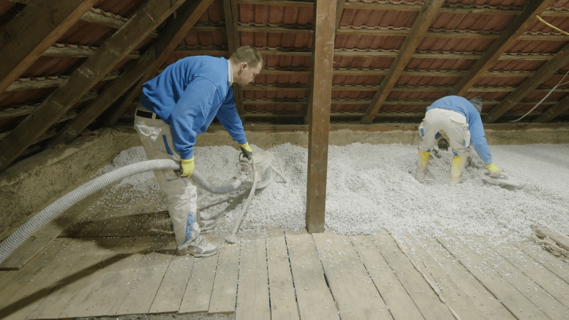 03Izolační směs ThermoWhite je na realizovanou plochu vháněna z míchacího přístroje pomocí hadic.
