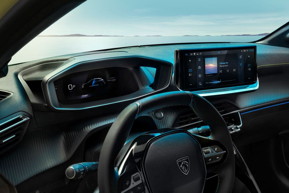 Luxusní a moderní interiér elektromobilu Peugeot e-208 s digitálním displejem a ergonomickým designem.