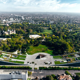 Panoramatický pohled na muzeum a Budapešť – Moderní architektura v kontextu městské krajiny