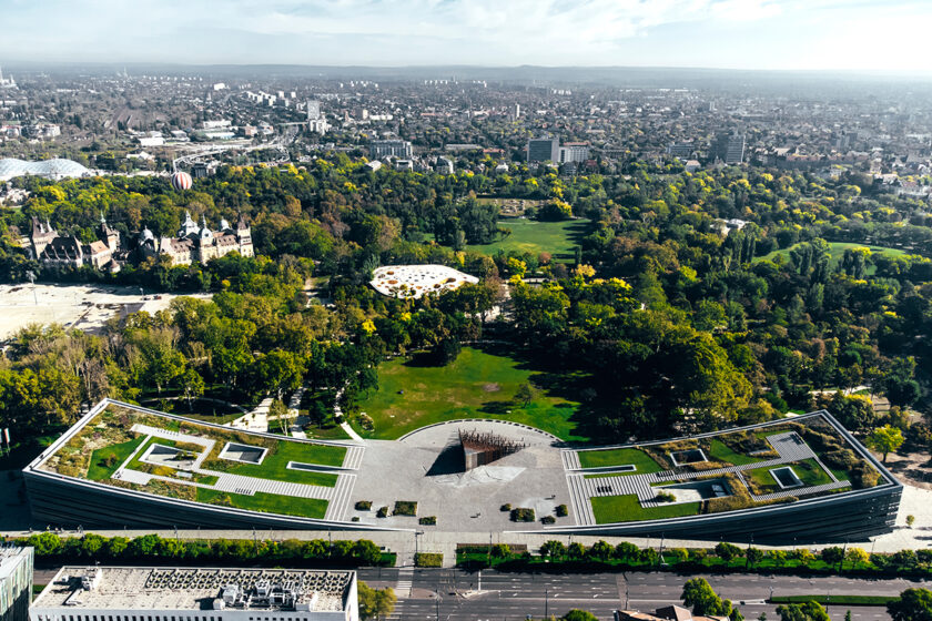 Panoramatický pohled na muzeum a Budapešť – Moderní architektura v kontextu městské krajiny