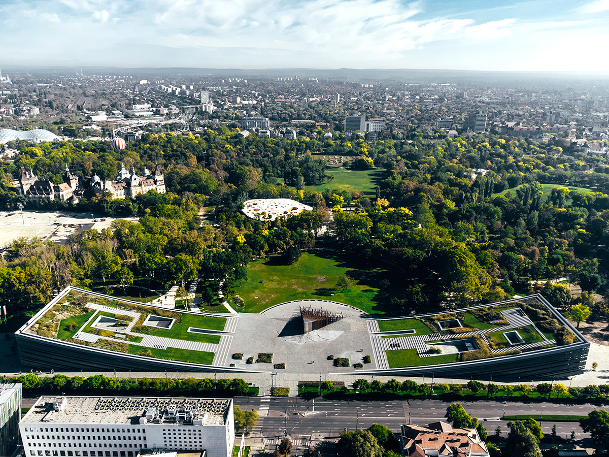 Dynamické a přitom jednoduché linie nového budapešťského etnografického muzea - Néprajzi Muzeum harmonicky zapadá do přírodního prostředí parku. | 