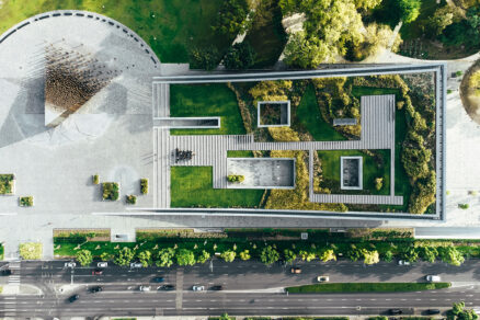 Letecký pohled na muzeum a městský park Városliget – Integrace muzea do historické zelené plochy Budapešti.