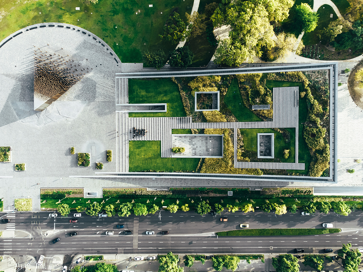 Letecký pohled na muzeum a městský park Városliget – Integrace muzea do historické zelené plochy Budapešti.