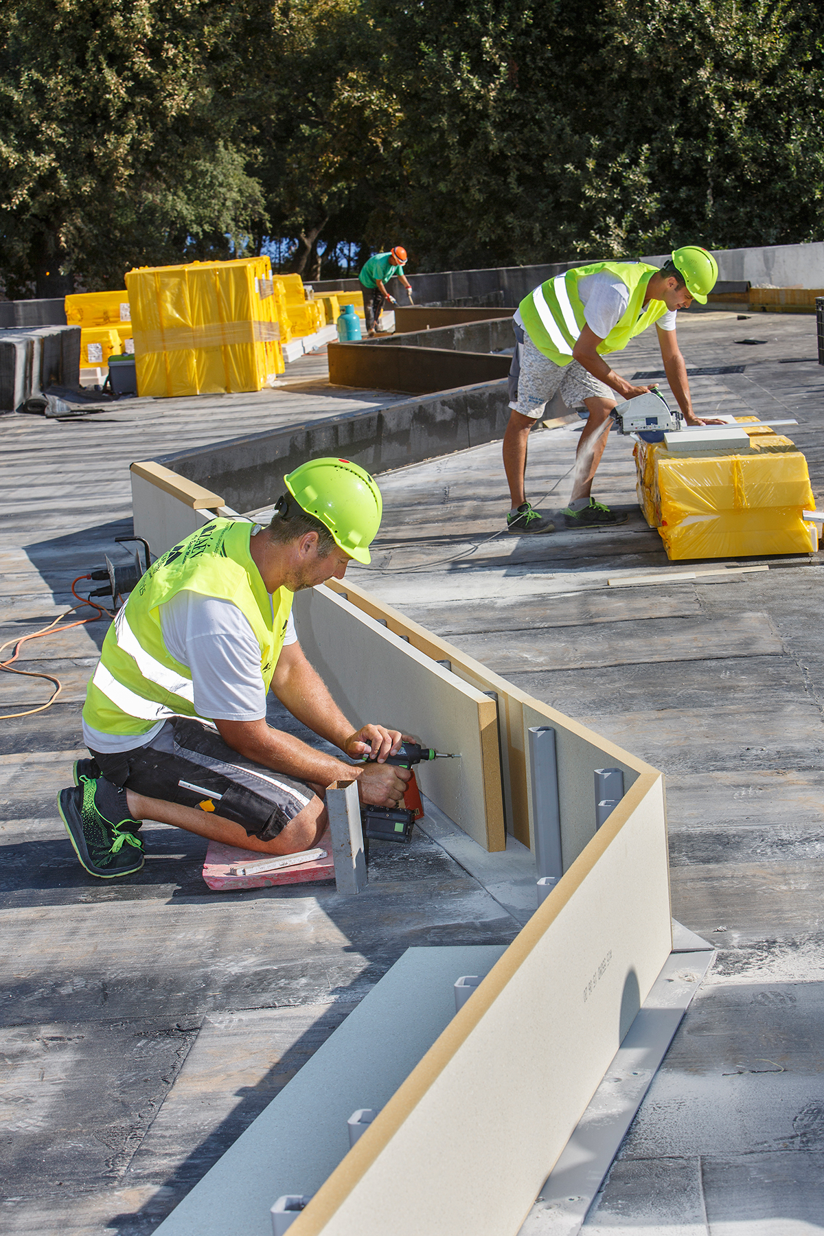 Instalace desek z materiálu Purenit® – Stavebníci upevňují panely z Purenitu jako součást střešní konstrukce.