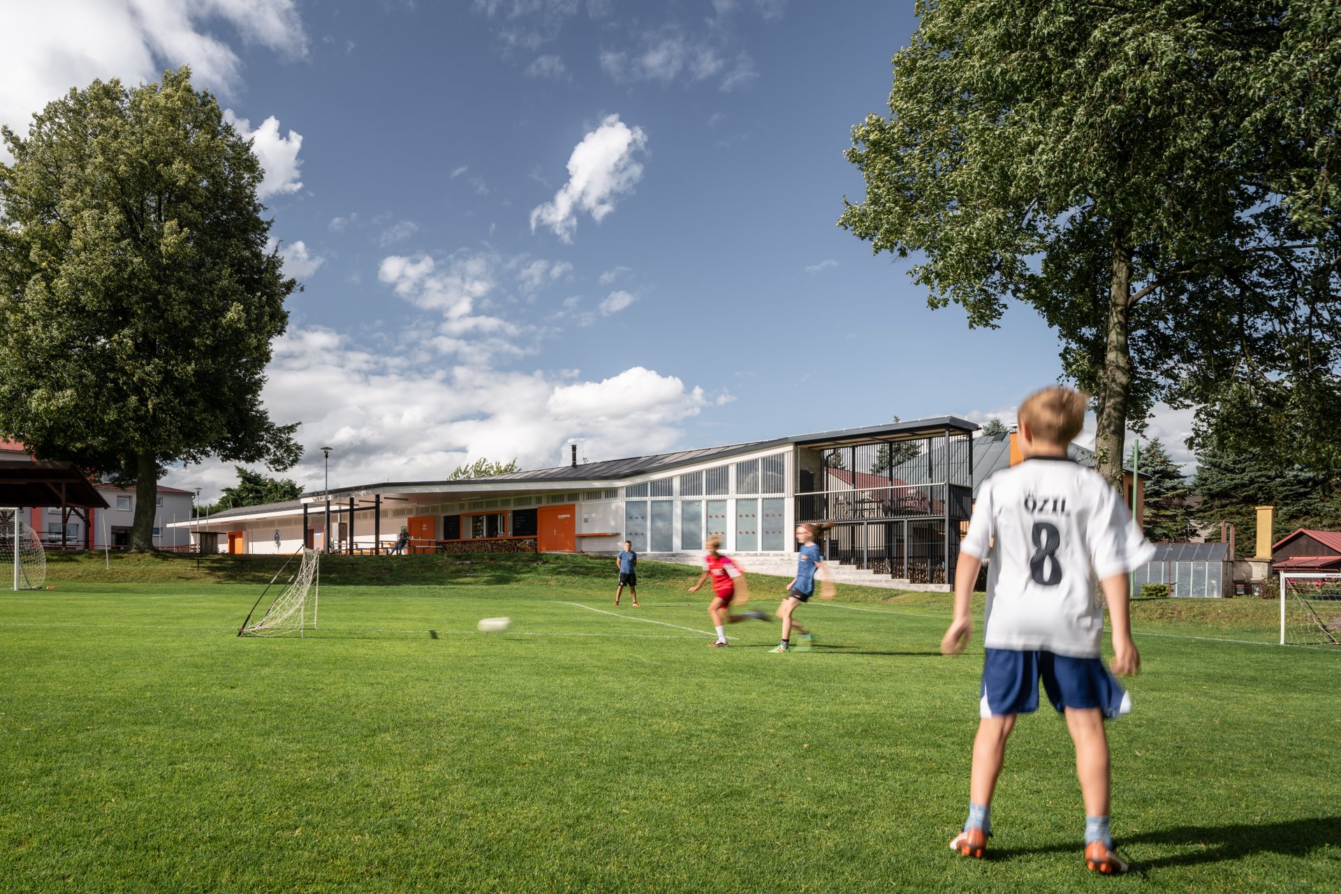 Zázemí fotbalového hřiště ve Studenci